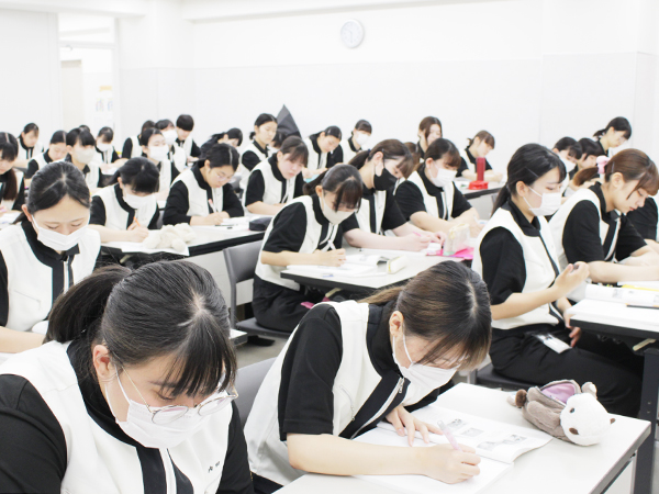 講義で基礎を学びます♪